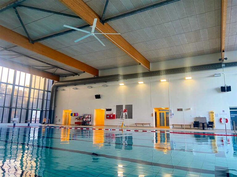 Ventilator til svømmehaller og andre udfordrende miljoer - Grenaa Svømmehal loftventilator