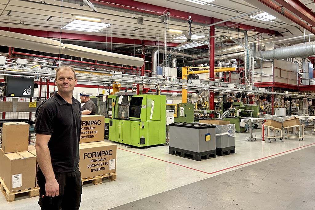 Ein HVLS-Ventilator verbessert die Luftzirkulation in einer Produktionshalle und reduziert Prozesswärme.