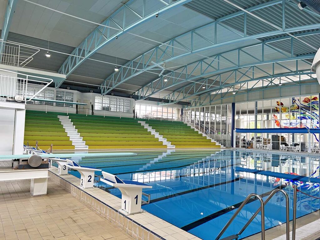 HVLS-Ventilatoren unterstützen die Schwimmbadlüftung und senken den Energieverbrauch deutlich.