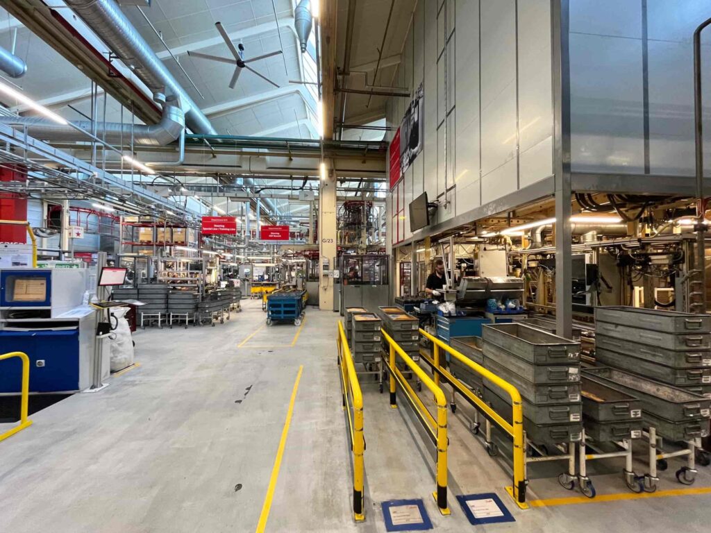 Produktionshal får bedre indeklima med ventilatorer