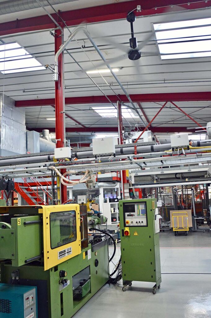 Produktionshalle mit HVLS-Ventilatoren zur Reduktion von Prozesswärme